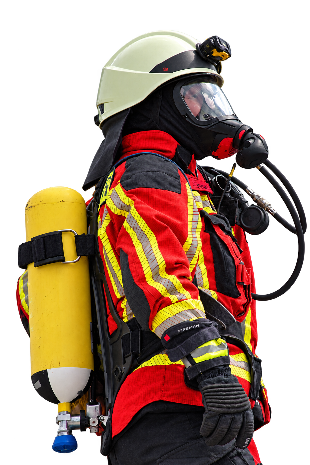 Feuerwehrmitglied mit Helm, Atemschutzmaske und Atemschutzgerät